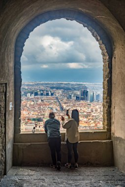 Turistler, Napoli 'ye tepeden bakan Manzaralı Kaya Kaya Balkonundan kent manzarasının keyfini çıkarıyorlar. İtalya