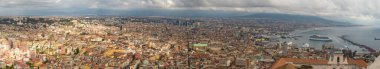 Gündüz vakti gökyüzü manzaralı Cityscape. Napoli, İtalya, tepe bölgesinden..