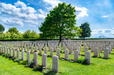 İkinci Dünya Savaşı 'nda İtalya' daki Cassino Devlet Mezarlığı 'nda yapılan savaş anıtı..