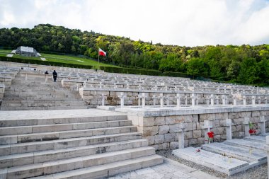 İtalya, Montecassino 'daki Manastır yakınlarındaki tarihi Polonya 2. Dünya Savaşı Mezarlığı' nda asker mezarları vardı.,