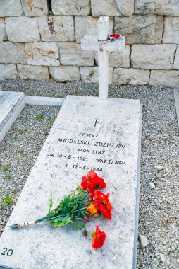 MONTECASSINO, İtalya - 2 Mayıs 2015: Montecassino, İtalya 'daki Manastır yakınlarındaki tarihi Polonya 2. Dünya Savaşı Mezarlığı,