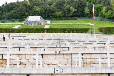 İtalya, Montecassino 'daki Manastır yakınlarındaki tarihi Polonya 2. Dünya Savaşı Mezarlığı' nda asker mezarları vardı.,