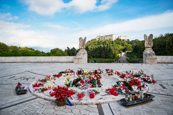 意大利蒙特卡西诺修道院附近的波兰二战历史纪念馆 上面有士兵墓葬 — 图库照片