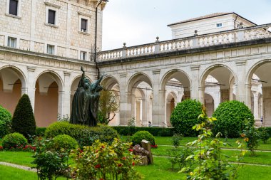 CASSINO, İtalya - 5 Mayıs: İtalya 'nın Cassino kentindeki Montecassino Dağı' ndaki tarihi manastırın içinde. Manastır, St. Benecdict tarafından kurulan Avrupa 'nın en eski manastırı..