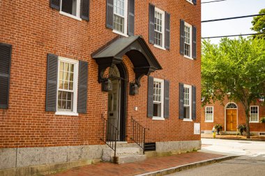 Seyahat yeri, klasik kırmızı tuğla bina, orijinal olarak 1800 'lerde Portsmouth, NH, New England' da inşa edilmiş..