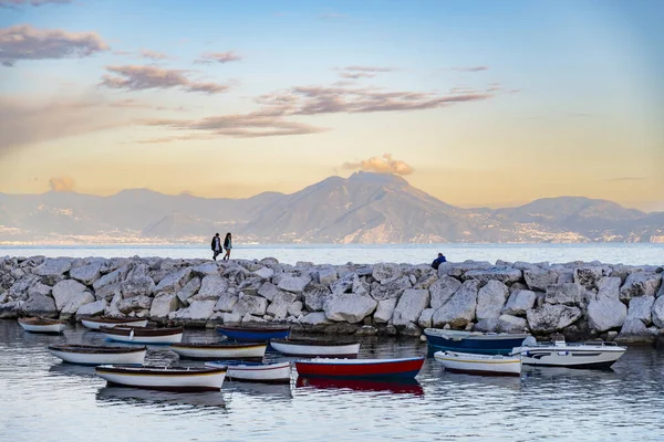 Wiew Vissersboten Aan Boord Baai Van Napoli Een Sombere Voorjaarsavond — Stockfoto