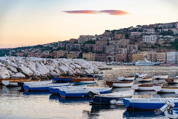 Ponurého Jarního Večera Napoliské Zátoce Objevil Pohled Rybářské Čluny Neapolské — Stock fotografie
