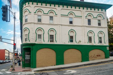 Maine 'in Augusta kentindeki tarihi ana caddede parlak renkli mağazalar ve binalar