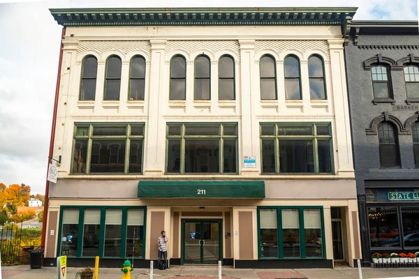 Frentes de tiendas de colores brillantes y edificios en la histórica calle principal en la ciudad de Augusta, Maine —  Fotos de Stock