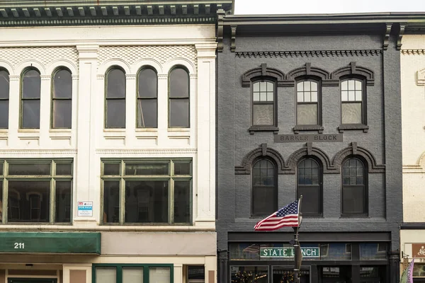 Frentes de lojas coloridas e edifícios na histórica Main Street, na cidade de Augusta, Maine — Fotografia de Stock