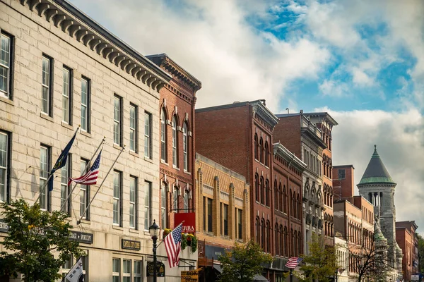 Jaskrawo kolorowe fronty sklepów i budynków w historycznym Main Street w mieście Augusta, Maine — Zdjęcie stockowe