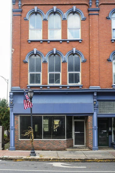 Maine 'in Augusta kentindeki tarihi ana caddede parlak renkli mağazalar ve binalar