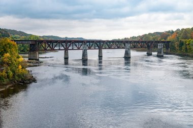 Kentin tarihi şehir merkezinin rıhtımı Kennebec Nehri boyunca, Augusta, Maine