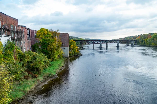 Frente al mar del centro histórico a lo largo del río Kennebec, Augusta, Maine —  Fotos de Stock