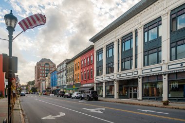 Maine 'in Augusta kentindeki tarihi ana caddede parlak renkli mağazalar ve binalar