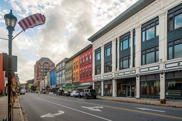 Frentes de tiendas de colores brillantes y edificios en la histórica calle principal en la ciudad de Augusta, Maine — Foto de Stock