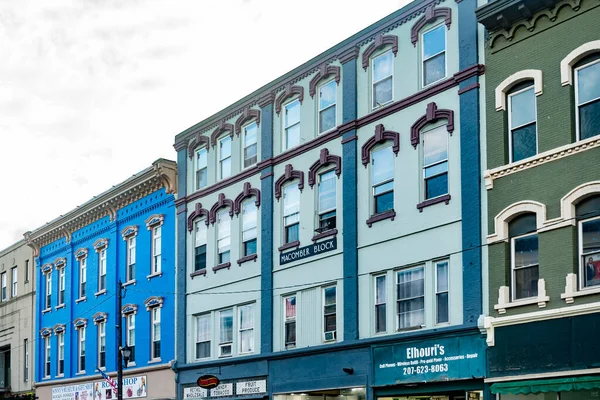 Frentes de lojas coloridas e edifícios na histórica Main Street, na cidade de Augusta, Maine — Fotografia de Stock