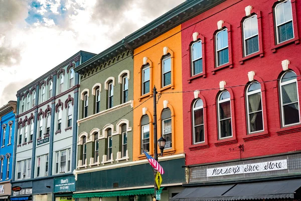 Frentes de lojas coloridas e edifícios na histórica Main Street, na cidade de Augusta, Maine — Fotografia de Stock