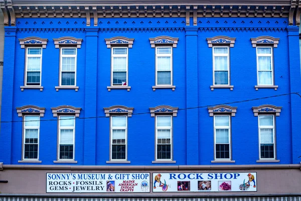 Värikkäitä myymälöitä ja rakennuksia historiallisella pääkadulla Augustan kaupungissa, Mainessa — kuvapankkivalokuva