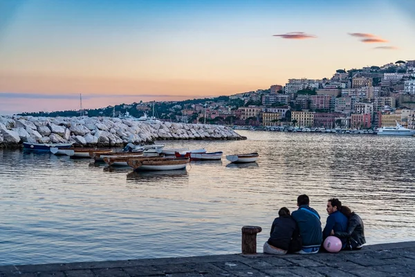 Naples Italia Mayo 2015 Dos Parejas Contemplan Los Barcos Pesqueros —  Fotos de Stock
