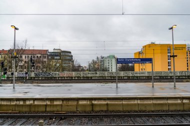 Metro ve istasyon tabelasında Berlin-Charlottenburg yazılıydı. Almanya