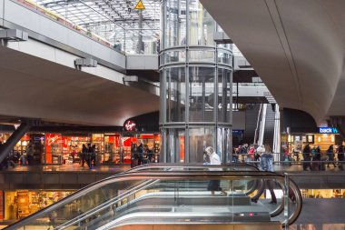 Berlin, Almanya - 2 Nisan 2015: Turistler ve işçiler 2 Nisan 2015 'te Berlin merkez istasyonunda alışveriş yapıyor ve seyahat ediyorlar.
