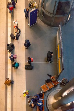 Berlin, Almanya - 2 Nisan 2015: Turistler ve işçiler 2 Nisan 2015 'te Berlin merkez istasyonunda alışveriş yapıyor ve seyahat ediyorlar.
