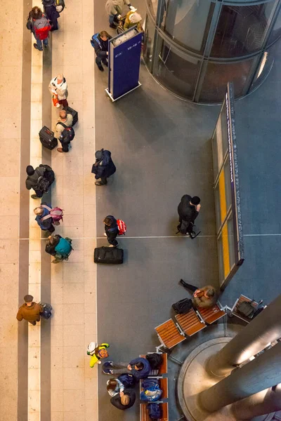 Berlín Alemania Abril 2015 Turistas Trabajadores Están Compras Viajando Estación — Foto de Stock