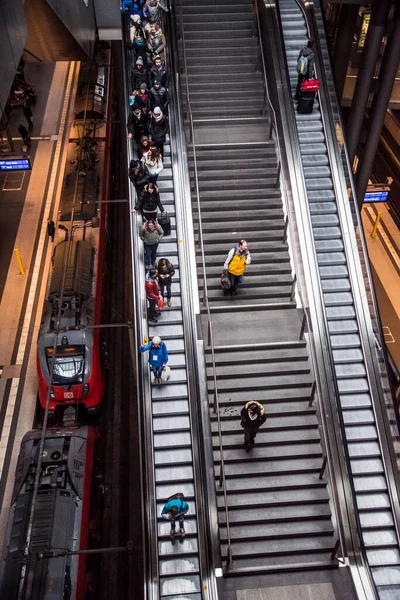 Berlín Alemania Abril 2015 Turistas Trabajadores Están Compras Viajando Estación — Foto de Stock