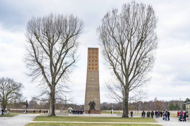 Sachsenhausen, Almanya - 3 Nisan 2015: Almanya 'daki Nazi toplama kampı. Sachsenhausen, Almanya 'daki Sachsenhausen Kampı içindeki Sovyet anıtı.