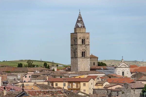 Pohled na zvonici v Melfi, městečko v regionu Basilicata — Stock fotografie