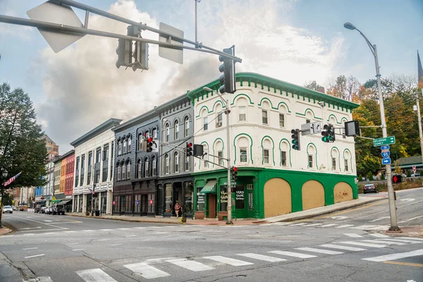 Frentes de tiendas de colores brillantes y edificios en la histórica calle principal en la ciudad de Augusta, Maine —  Fotos de Stock