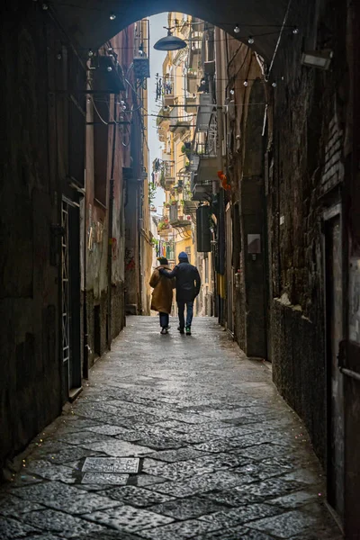 Narrow streets of the histrorical center, a couple walks in the old town of Naples, Campania, Italy — Stockfoto