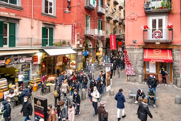 Вузькі вулиці істеричного центру в старому місті Неаполі (Кампанія, Італія). — стокове фото