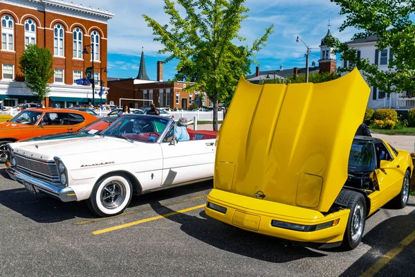 Vieille voiture américaine dans l'exposition annuelle à Saco, Maine, USA — Photo