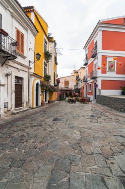 San Nicola Arcella, İtalya - 1 Eylül 2012: Calabria bölgesinde San Nicola Arcella köyünde sokaklar inşa ve daraltma