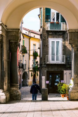 SantAgata De Goti, İtalya - 24 Nisan 2012: İtalya 'nın güneyindeki St. Agata de Goti köyünün görüntüsü