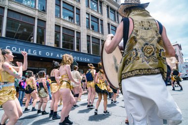 Portland ME - 18 Haziran 2022: İnsanlar eşcinsel haklarını desteklemek için Portland ME Gay Onur Yürüyüşü 'ne katıldı.