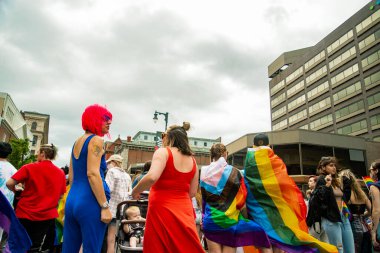 Portland ME - 18 Haziran 2022: İnsanlar eşcinsel haklarını desteklemek için Portland ME Gay Onur Yürüyüşü 'ne katıldı.