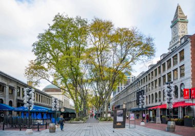 Boston, MA, ABD - 30 Ekim 2018: Başlangıçta kapalı bir ticari pavyon olarak inşa edilen The Quincy Market doğal olarak Boston, MA, ABD 'de görüldüğü gibi mağazalarla çevrili bir plazaya genişletildi..