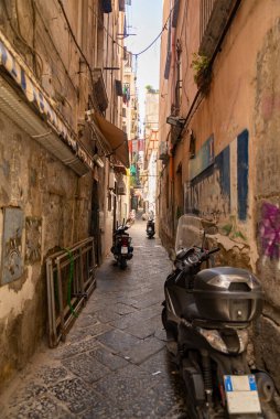 Dar sokaklar ve sokaklardan oluşan karmaşık bir labirent, Napoli 'nin kalbidir. Özellikle burada, Napoli, İtalya 'da.