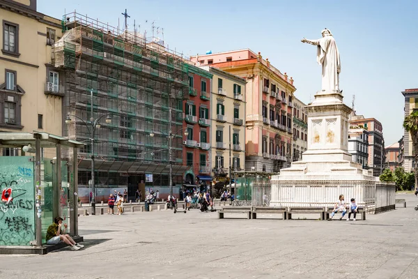 ナポリ イタリア 6月3 2022 広場ダンテは詩人ダンテ アリギエーリにちなんで名付けられた イタリアのナポリの大規模な公共広場です 広場は詩人ダンテの19世紀の像に支配されています — ストック写真
