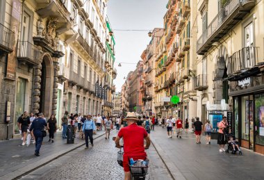 Napoli, İtalya - 3 Haziran 2022: Napoli, İtalya 'da Via Toledo caddesinde yürüyen insanlar