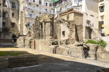 Napoli, İtalya - 3 Haziran 2022: Carminiello ai Mannesi arkeolojik kompleksinin kalıntıları, M.Ö. 1. yüzyıla dayanan antik Roma arkeolojik alanı, dirençli binalarla çevrili.