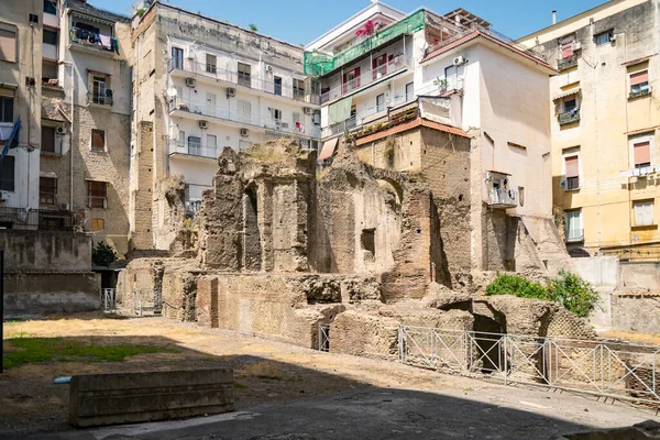 Napoli, İtalya - 3 Haziran 2022: Carminiello ai Mannesi arkeolojik kompleksinin kalıntıları, M.Ö. 1. yüzyıla dayanan antik Roma arkeolojik alanı, dirençli binalarla çevrili.