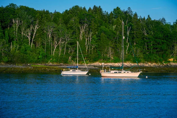 Maine Kıyısındaki Balıkçı Limanındaki Bir Limanda Tekne Depo — Stok fotoğraf