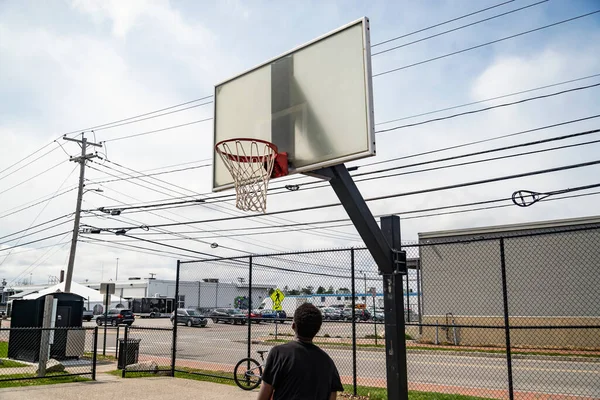 Portland Maine Kwietnia 2022 Słodki Nastolatek Igra Koszykówkę Młody Chłopak — Zdjęcie stockowe