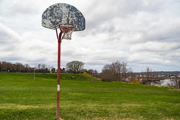 Old Outdoor Baskeball Hoop Broken Wooden Backboard Park Portland Maine — Stockfoto