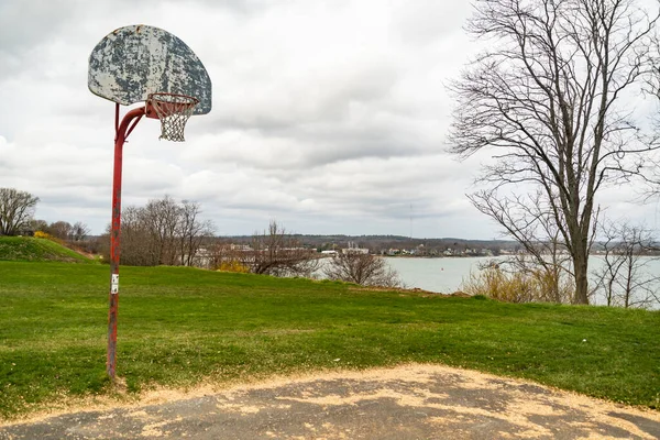 Old Outdoor Baskeball Hoop Broken Wooden Backboard Park Portland Maine — Stockfoto