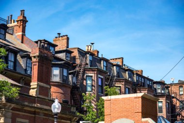 Boston MA, ABD 'deki eski apartmanın cephe manzarası
